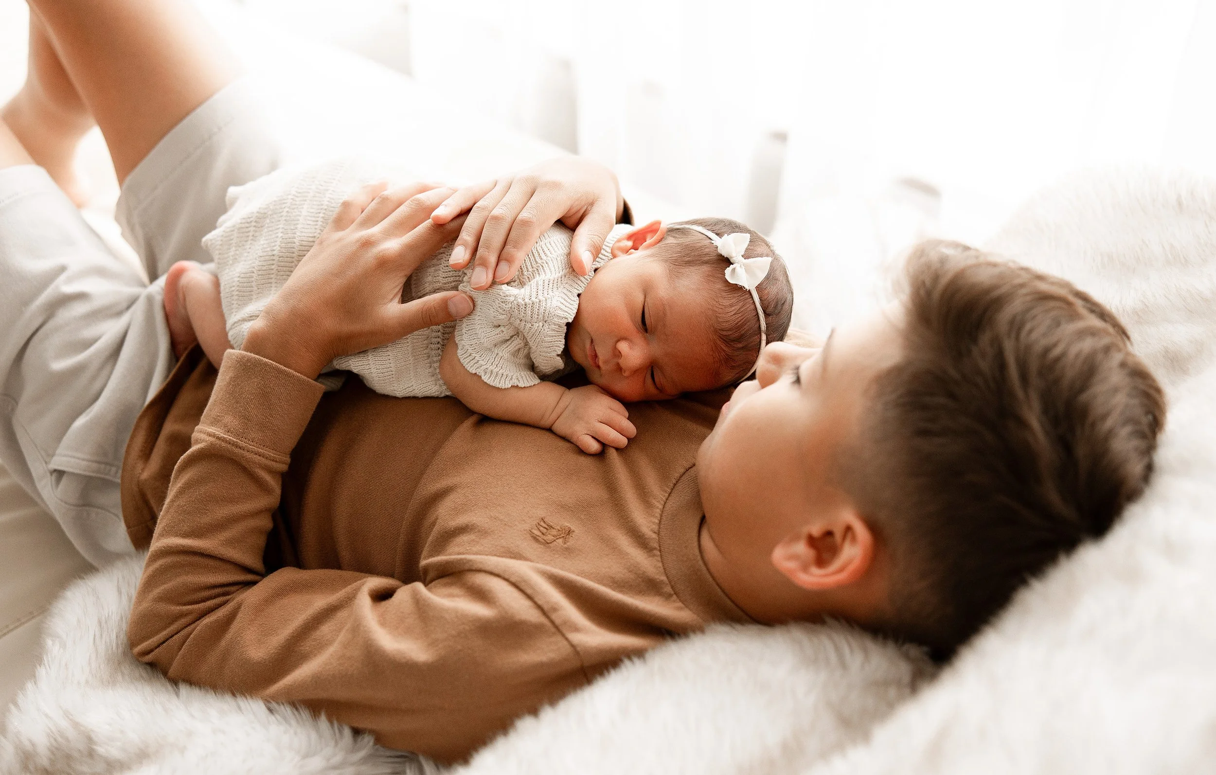 metro-detroit-newborn-photography-toddler-kissing-baby.jpg