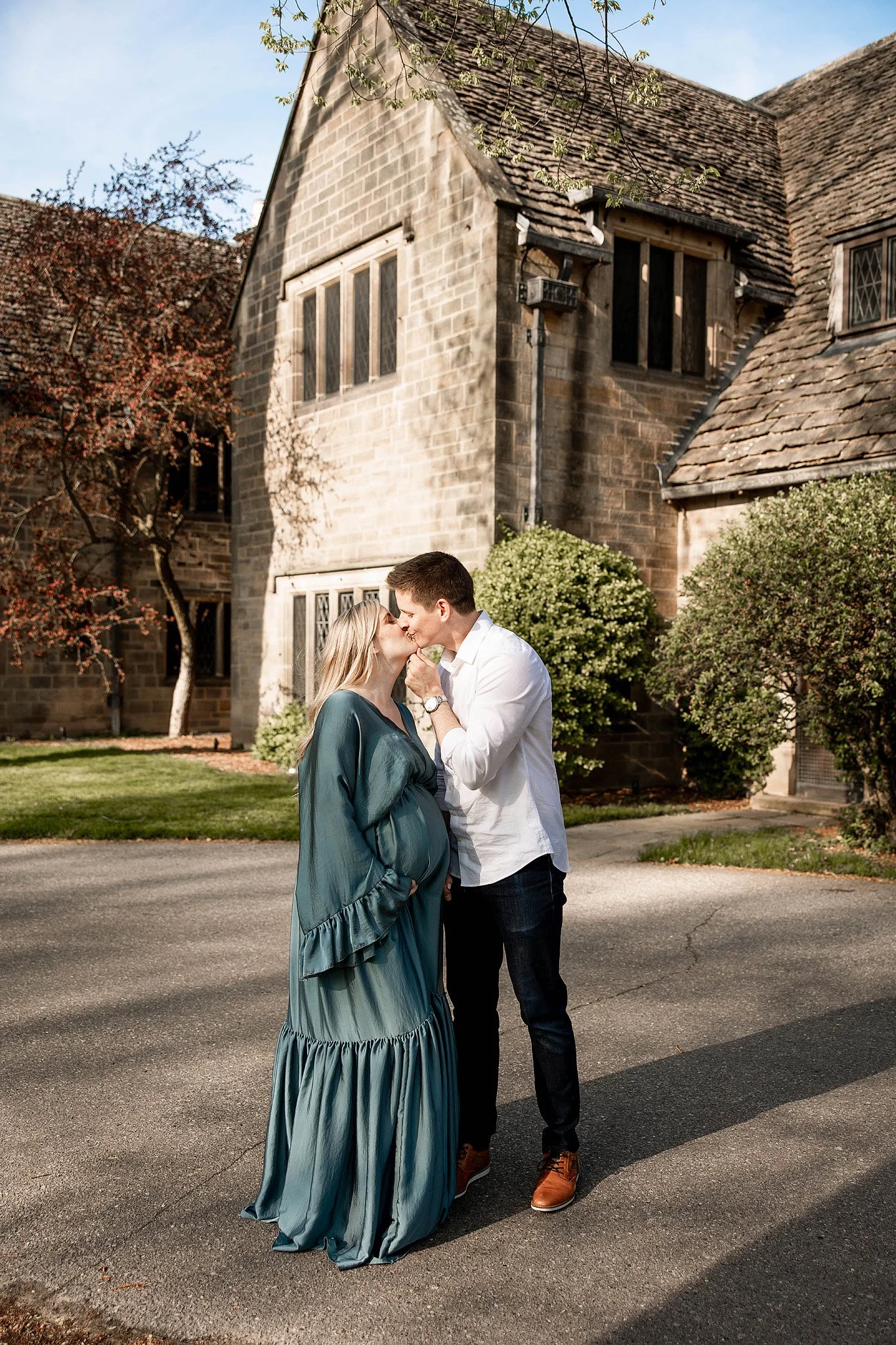 outside-maternity-photoshoot-detroit