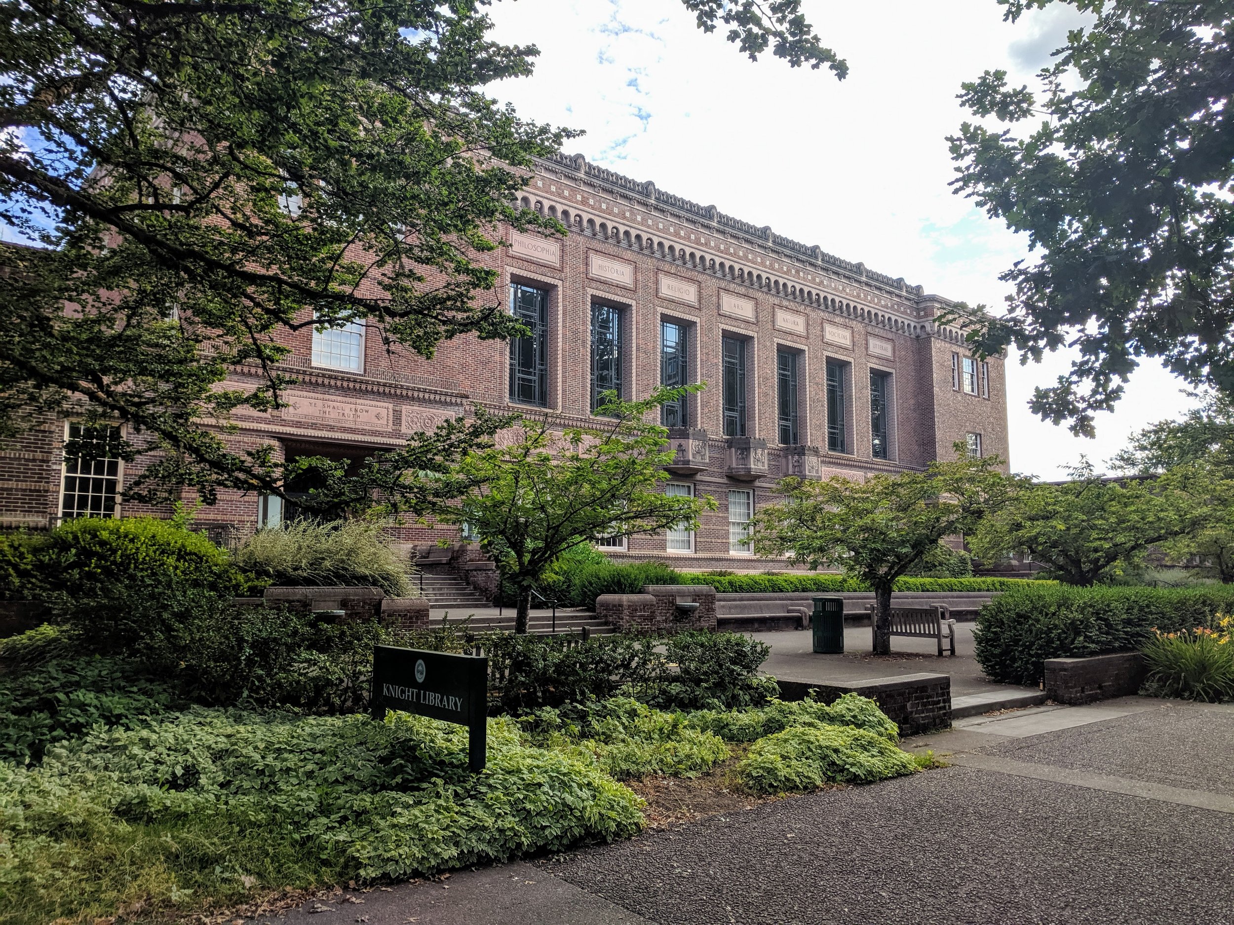  Knight Library at University of Oregon 