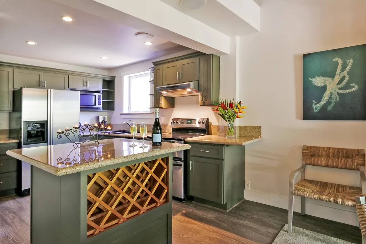 maui2020-waileainn-kitchen01.jpg