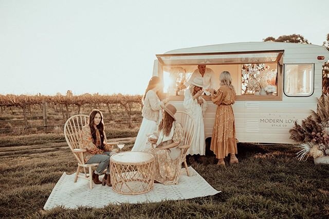 Sunsets &amp; caravan bar drinks ♡
Loved hanging out with some gorgeous local babes to give Mariah her first test run 
Thanks so much to @jasmintarczonphotography for capturing it and @clementineflorals for making Mariah look so pretty for her first 