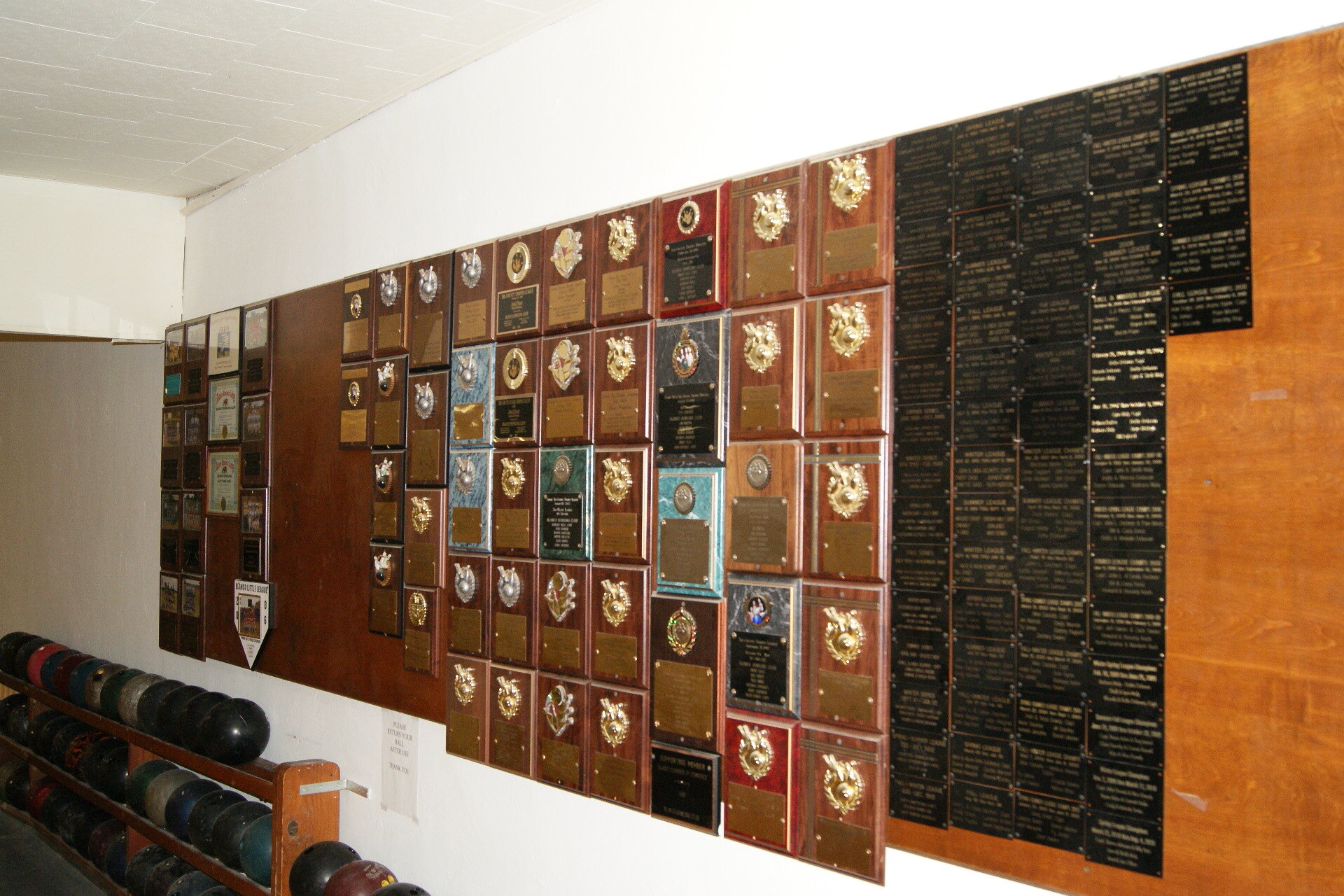 Bowling championship plaques 2.JPG