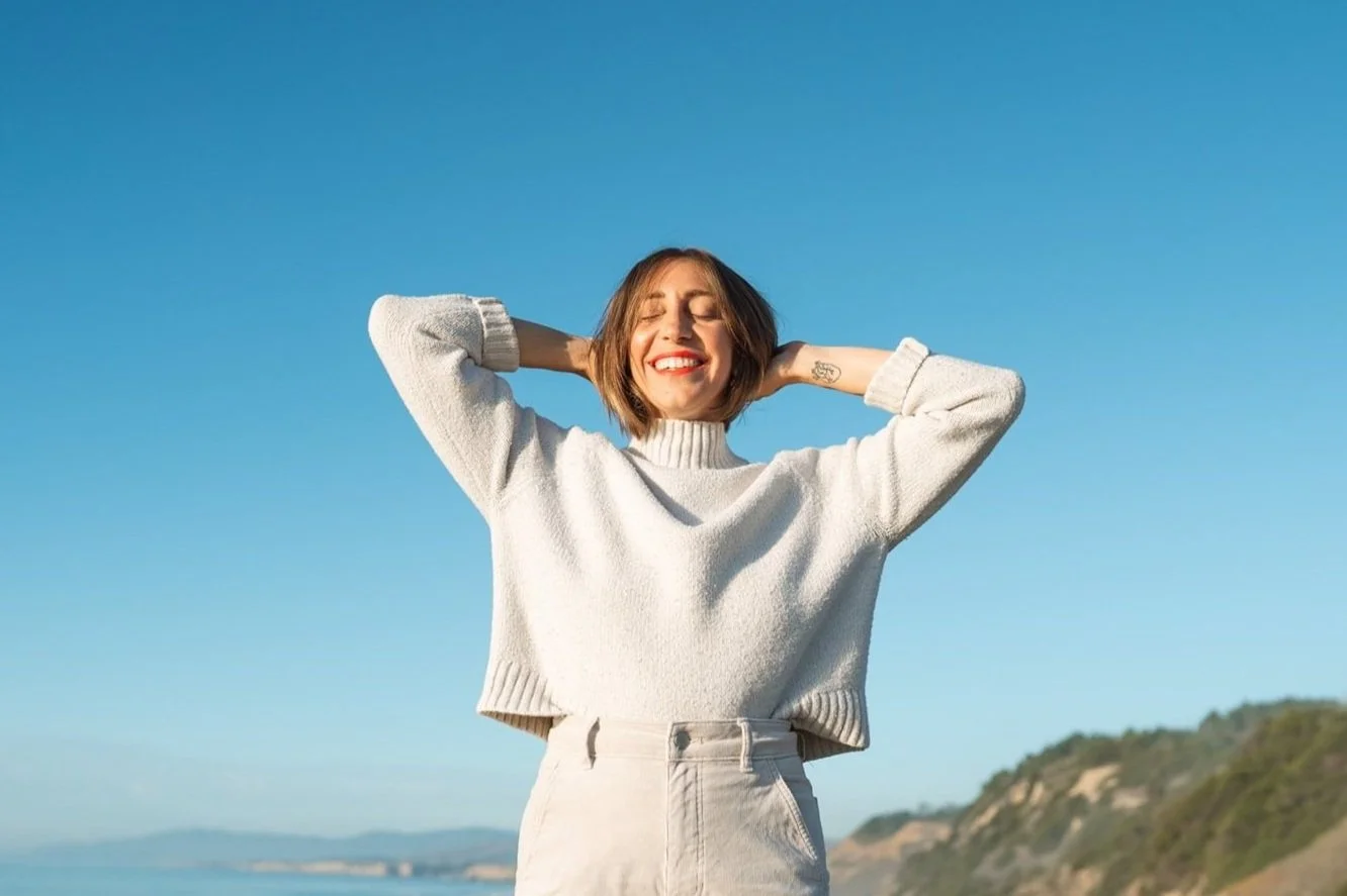 Mia is an award-winning author, photographer and life coach with an unshakeable love for the ocean.