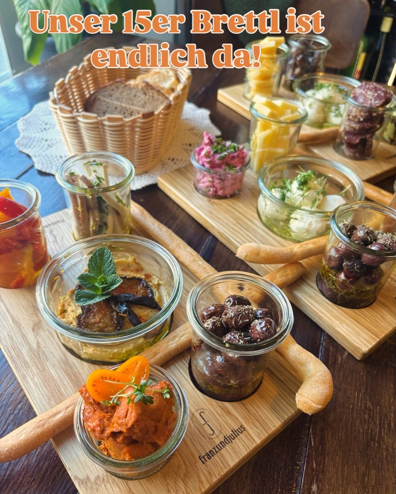 Endlich ist es da! Unser 15er Brettl! Ob vegan, vegetarisch oder mit Wurst. Im 15. Bezirk, ab 15 Uhr, um 15 Euro. 
Passt perfekt zu Aperol, Spritzer, Bier und alles was den Feierabend richtig gut macht. 
#15er #15erBrettl #nibelungenviertel #kriemhil