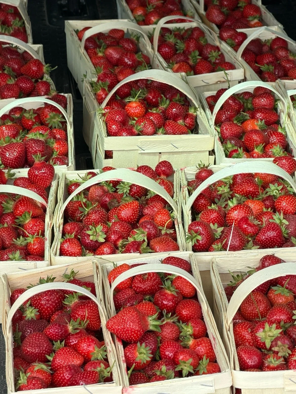 Wir waren flei&szlig;ig am Wochenende! 25 kg wundersch&ouml;ne Erdbeeren haben wir zu Marmelade verkocht! Also, ab morgen wieder etwas Neues Hausgemachtes im franzundjulius! Danke an @familieedlinger f&uuml;r die feinen Fr&uuml;chtchen!
