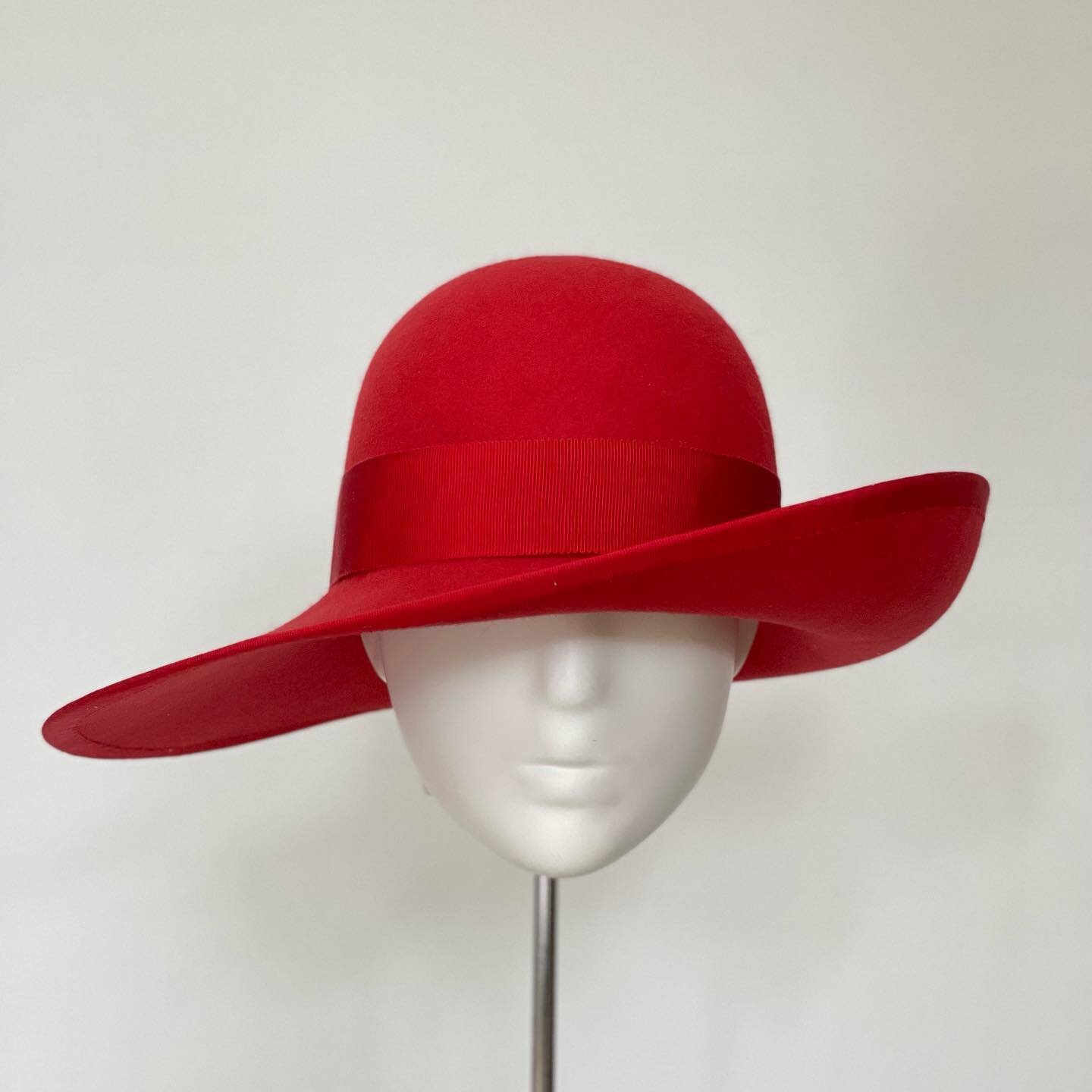 SIDE HUSTLE in RED
She is up for sale in my &lsquo;Studio Clearance Sale&rsquo; .
Worn once by moi.
Sale ends on 7th May&hellip; because after that I&rsquo;m back on the road with caravan in tow&hellip;. looking for more inspiration.
Thanks to @shazz