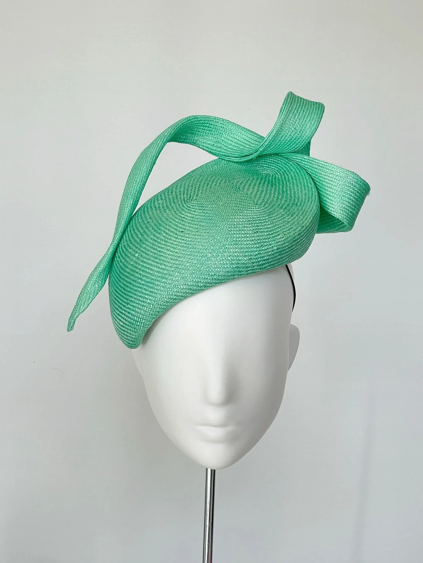 A little taste of my Spring Collection 25.

MINT GREEN .. is a light cool toned green that embodies freshness and tranquility.

Available at @vicwakefulclub  Hats and High Tea.  Up on the website real soon.