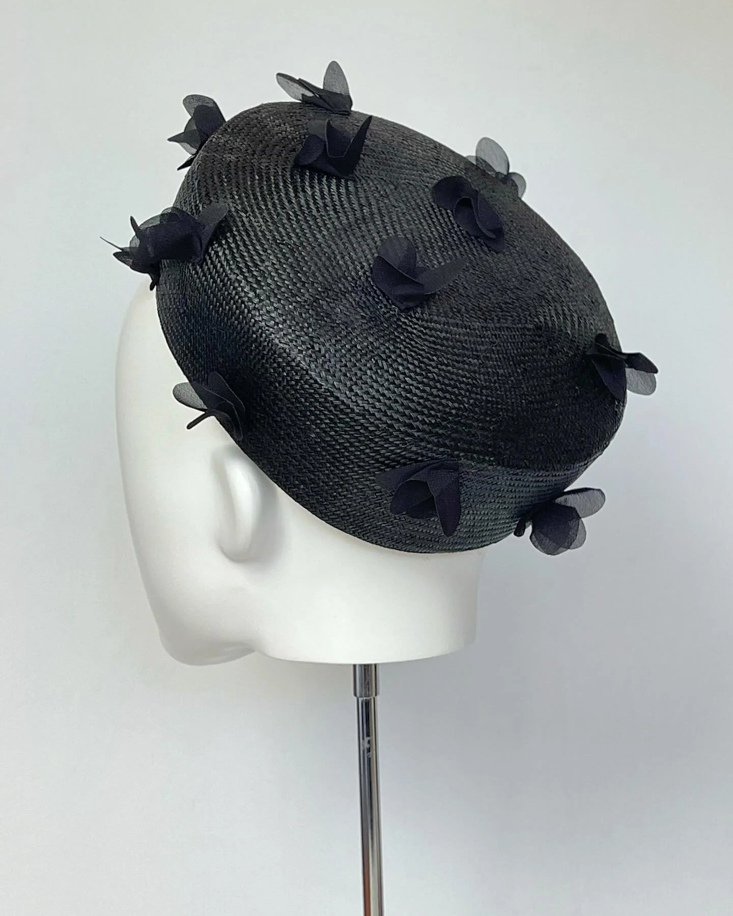 Pillbox love 🖤🖤🖤

One of my smaller sized pillboxes. 

Fabulous for 
ladies with smaller faces ✔️
ladies wanting less height ✔️
ladies just wanting something smaller. ✔️

Looking for this shape but in felt or fabric or just a different colour, I&r