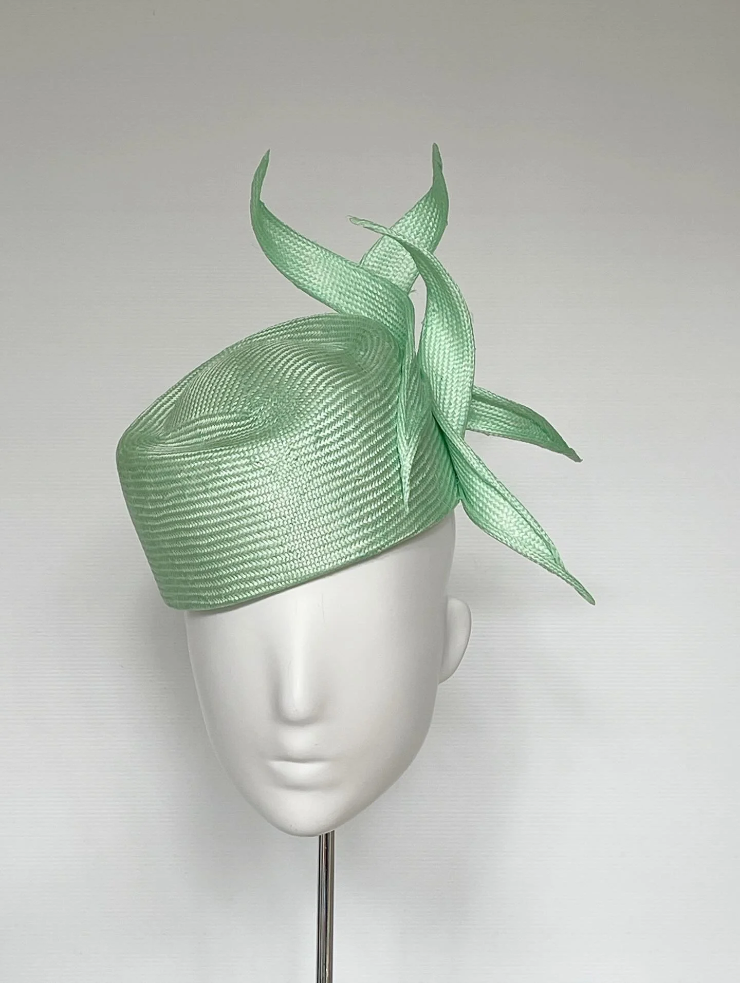 Peppermint twist vibes.

I&rsquo;ve got a pastel theme going on.
 
Available for a try on at @theessentialhat 

#oaksday 
#springcarnival 
#springcarnicalfashion 
#melbournecupcarnival