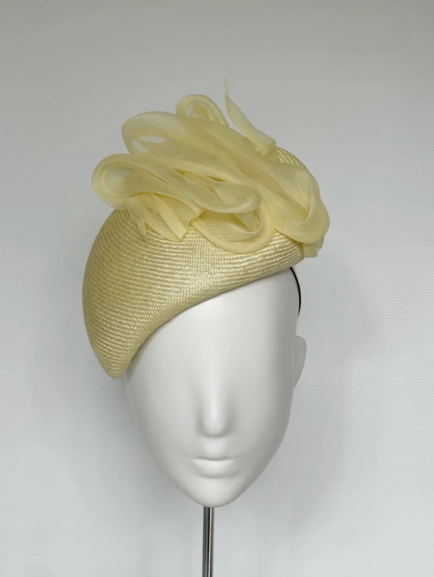 Dreamy lemon whip.

Who wants a dollop of rolled and whipped cotton organdy?
 
Still going with my pastel faze.

Available for a try on @theessentialhat 

#pastel 
#lemonmillinery 
#melbournecupcarnival 
#springracingfashion 
#oaksday