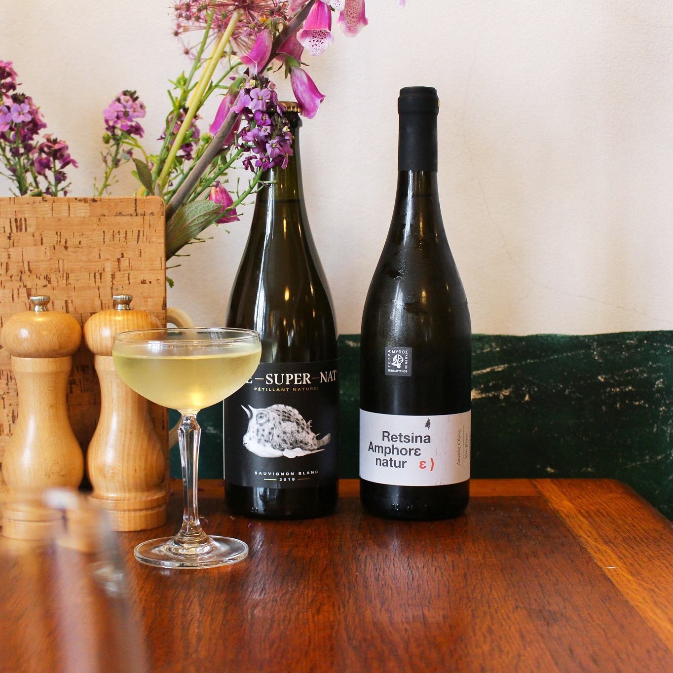 WINE IN THE SQUARE

Pop along for a well deserved drink when you wander past &hellip; there is nothing better on a golden hour evening to sit in the square with a sparkling glass of fizz or chilled white wine!

As our kitchen team take a well deserve