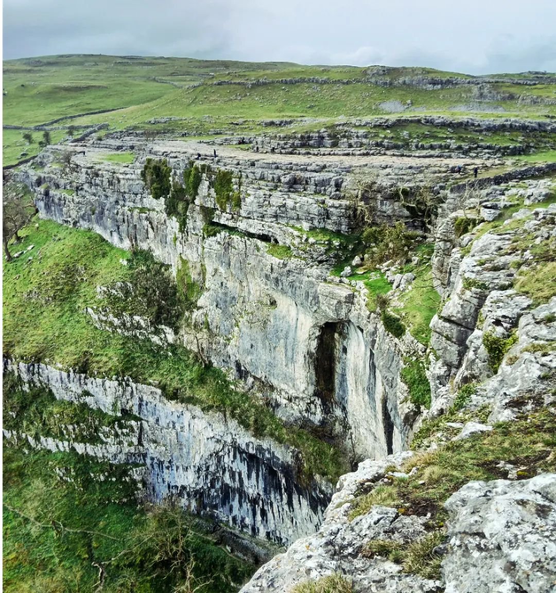 Malham Cove 
I spent the weekend walking the wonderland of dales and scars and fosses. It's a place I spent alot of time when I was first getting into the outdoors and it holds some really special memories.  Felt really privileged to be back, teachin