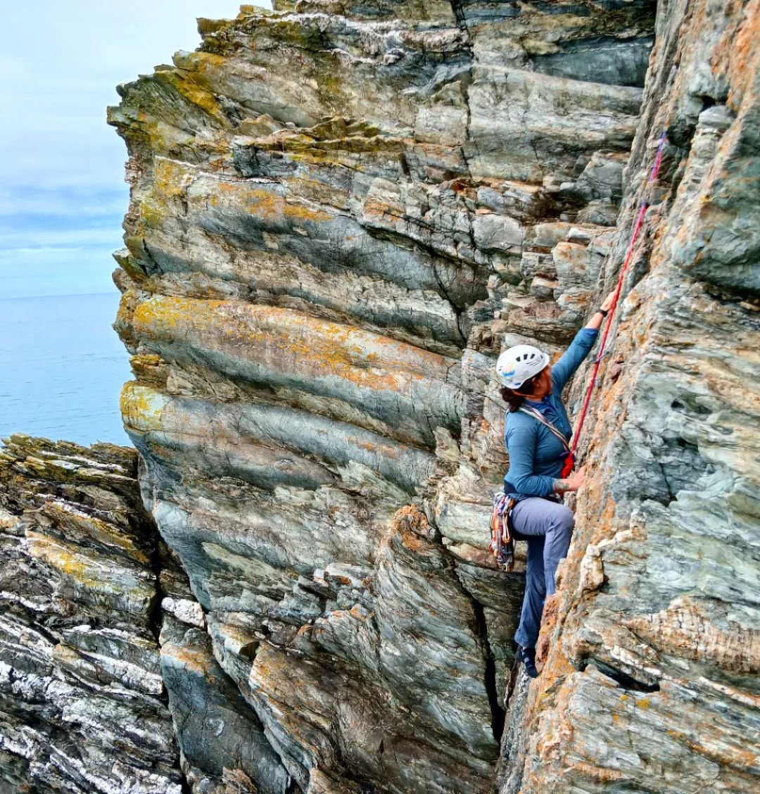 Sea-cliff climbing at its very best. Blue skies, calm seas and warm solid rock. 👌 

#lovewhatyoudo #climbing #climber #seacliffclimbing #discovercymru  #climblikeagirl #getoutside #lovelifeoutside #climbing_is_my_passion #climbinglife #liveclimbrepe