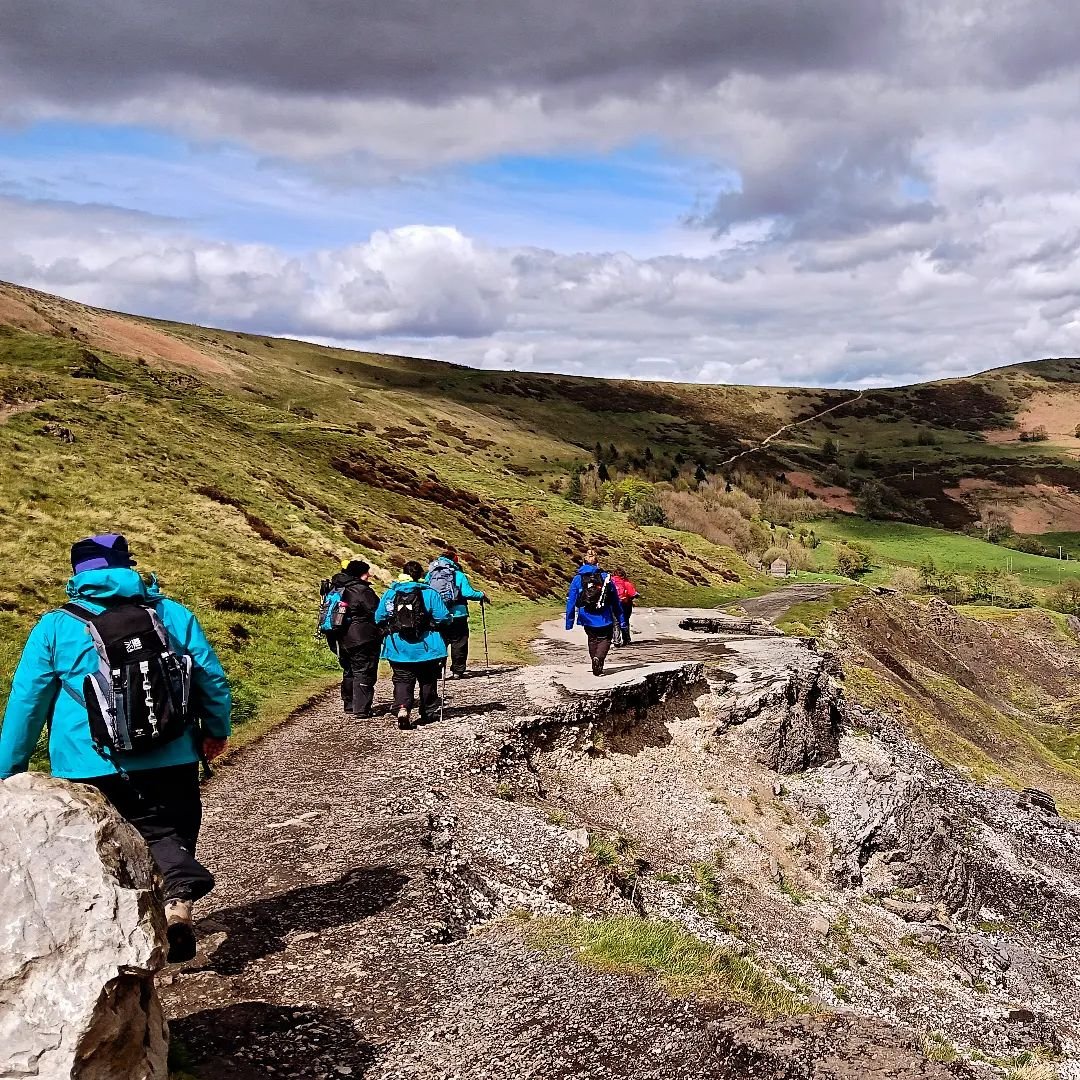 In awe of everything we achieved this weekend at the @every_body_outdoors #HillSkills course in Castleton. Bitter northerly winds were  no match for the power of determination and enthusiasm of this group.  And we got to finish in the sun 🌞. Wining 