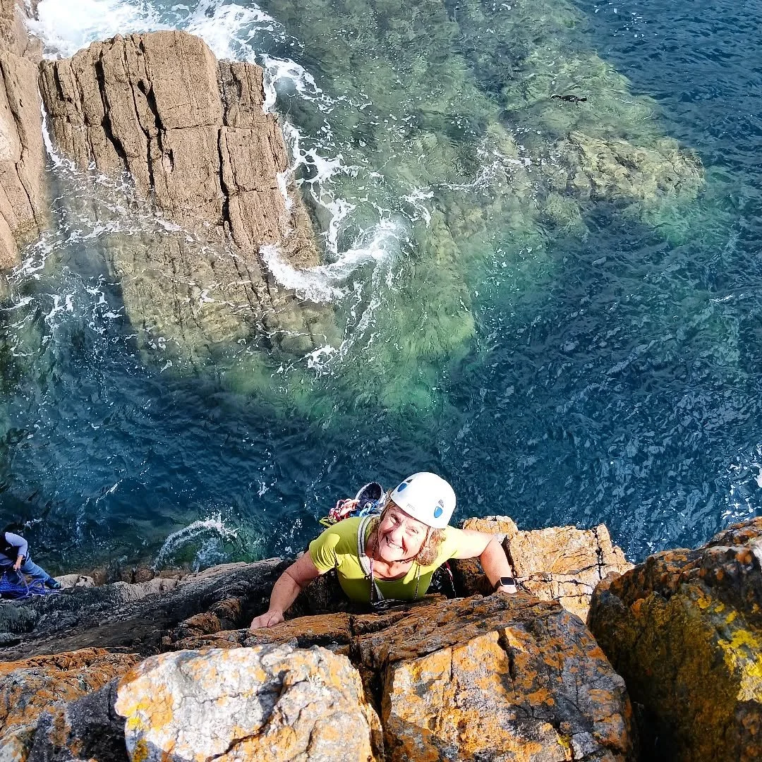 Living the dream 😃
This is my work???? Loving life. 
 The annual Vertigirls big week away kicked off with big sunshine, big swell and big smiles all round. 

#lovewhatyoudo #climbing #womenwhoclimb #thisgirlcan #tradisrad #walesneverfails #climbingi