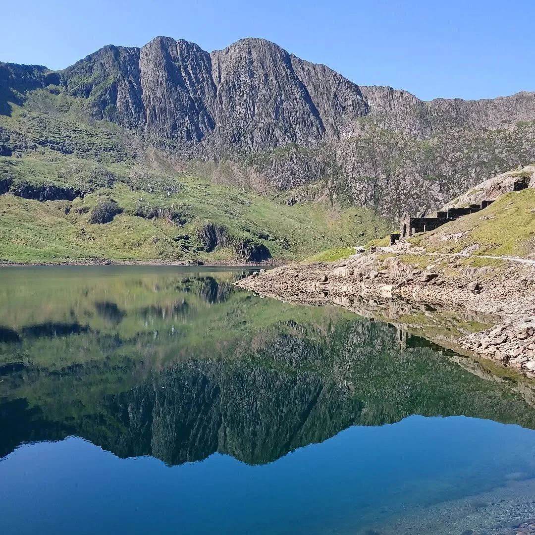 Y Lliwedd reflection.

 It's been a waarrrrmmm few days. 🔥 🔥 🔥 
Yr Wyddfa on Thursday without a breath of wind was tough going, but DAMN it looked pretty !! 😍 

#reflection #mountainlife #mountainview #lovewhwereyoulive #walesneverfails #lifeofad