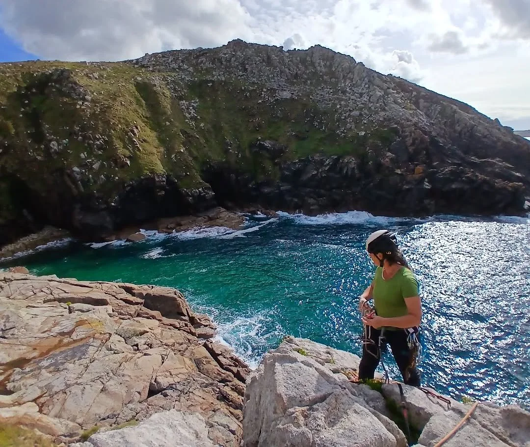 Ahhhh Cornwall.... it's so lovely to be back. 

The big Verigirls climbing trip is back, hitting up the sea cliffs of West Penwith. 

Massive help credit and photo credit to @erinl_mcleod 

#cornwall #climbing #lovewhatyoudo #womenwhoclimb #seacliffc