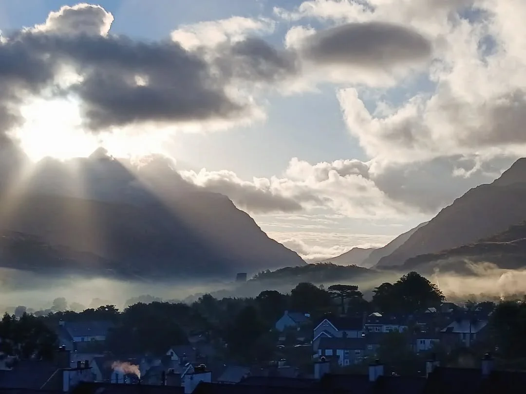 Jaw dropping dramatic morning scenes out the window. 

#homeiswherethemountainsare #mountainlife #lovewhwereyoulive #walesneverfails