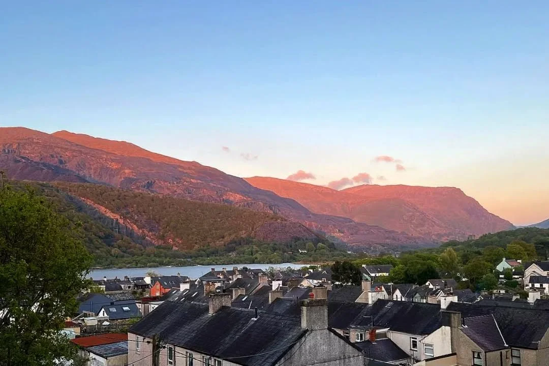 When it's been dry and you catch it  just right,  the evening sun throws this warm light and makes the mountains appear to glow. Last night we were treated to a pretty good one.  Damn these mountains are beautiful. ❤️ 

#mountainview #lovewhwereyouli