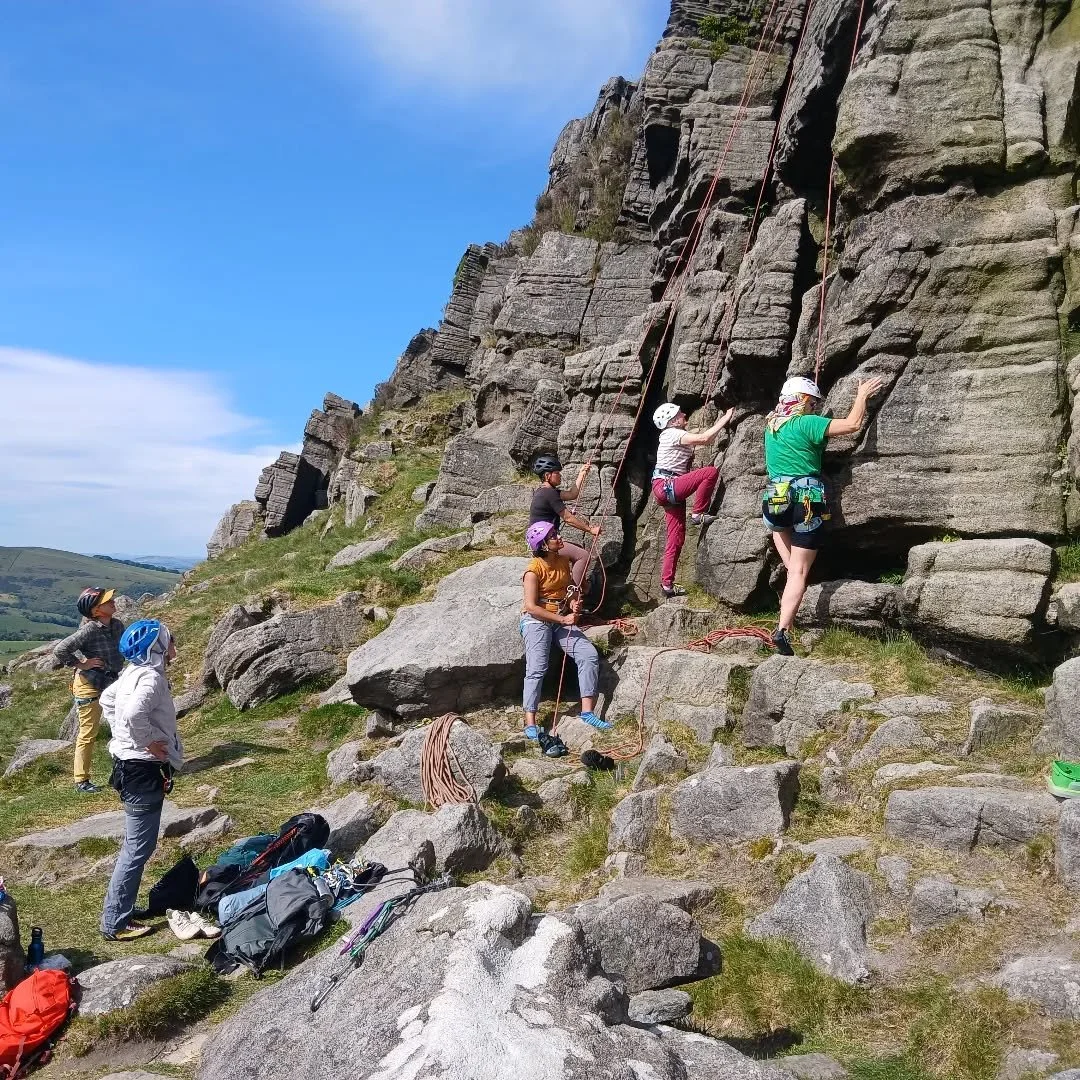 Glorious climbing in the Peak this weekend. Loads of leading and then finishing off with some fun top- roping.  Very cool to see so many women out climbing the crag  with Vertigirls club  alongside @ktclimbandmountaineering and @thebetaclubclimbing 
