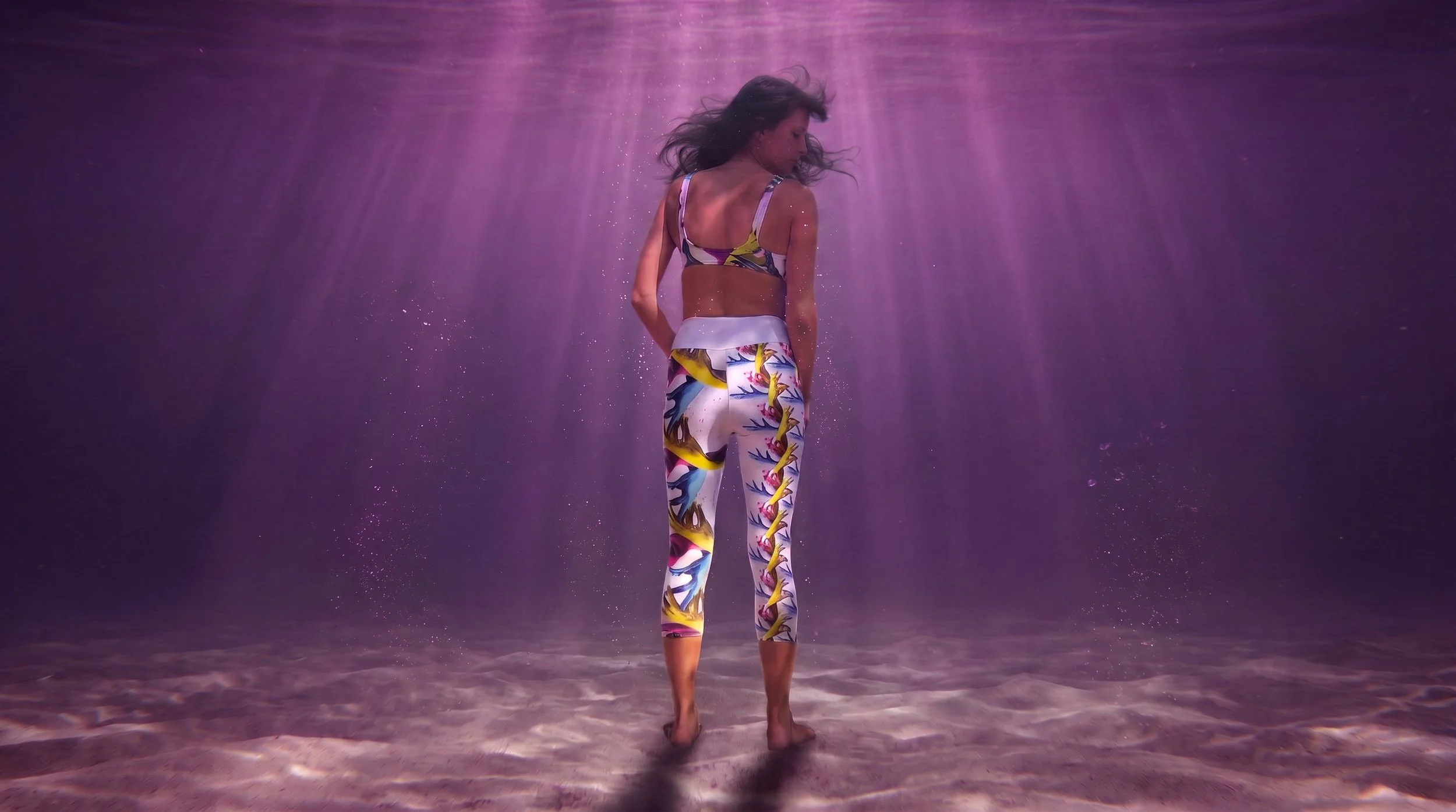 BIKINI-ET-LEGGING_ARTISTO_DOS_SCENE.jpg