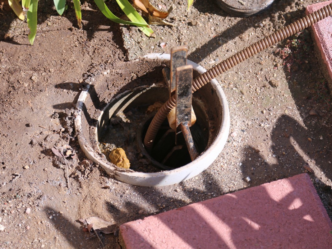 An-Unidentifiable-plumber-uncl-168452876.jpg