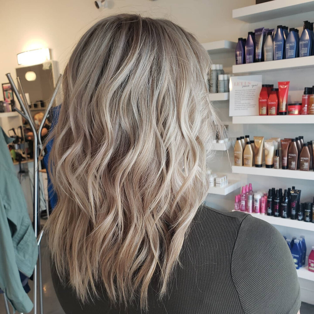 Who's ready to lighten up for Spring? 🌸 ⁠
⁠
Loving this fresh blonde paired with classic waves! ⁠
If you're looking to get your look ready for the sunshine season give us a call and let's make some hair magic happen!⁠
⁠
Hair by: @pinuphairbykarly_