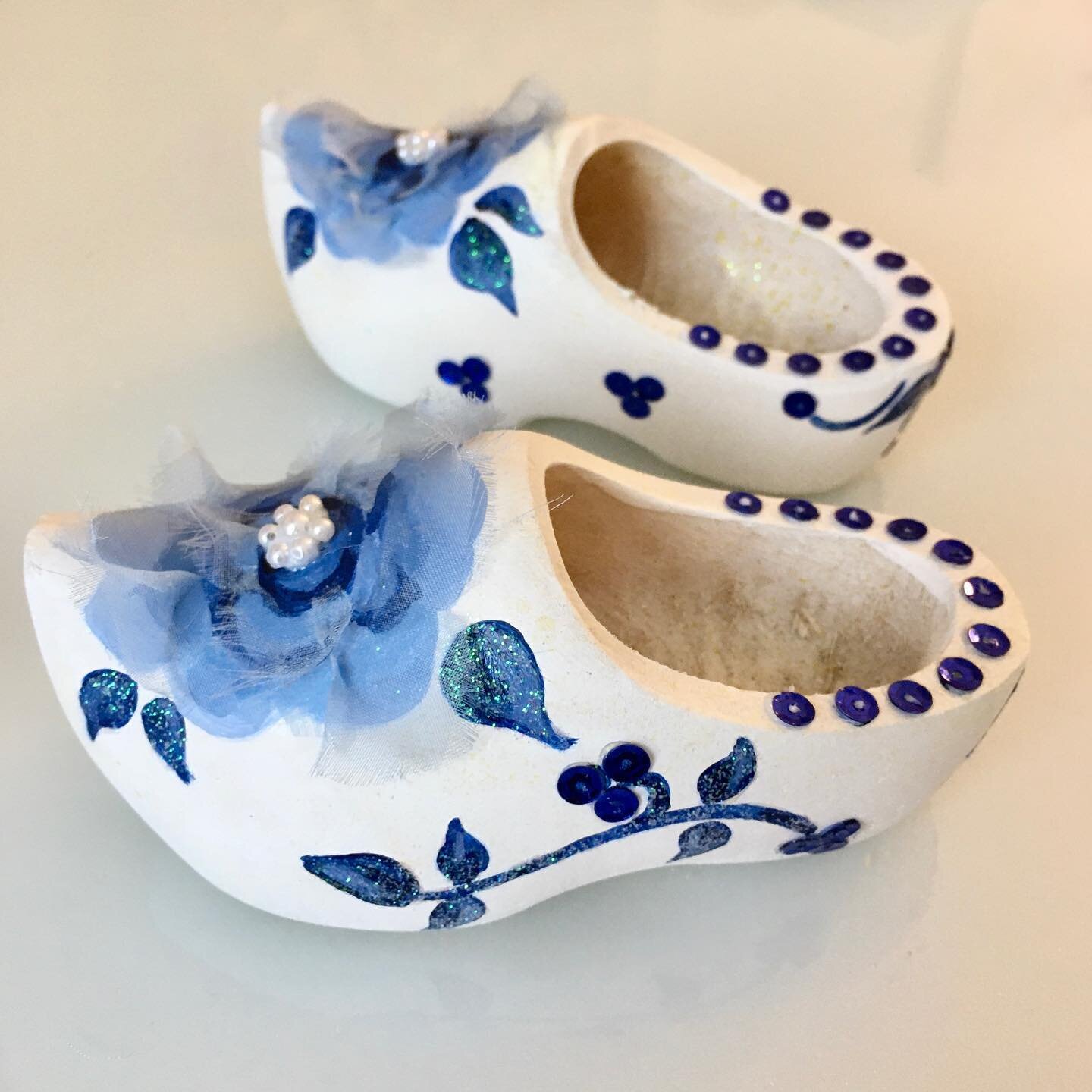 I got a special commission to design these adorable little Dutch clogs!  The client wanted me to add my personal style to the traditional clogs while using the Delft blue color.  And of course, it had to have embellishments and lots of sparkles ✨ 
.
