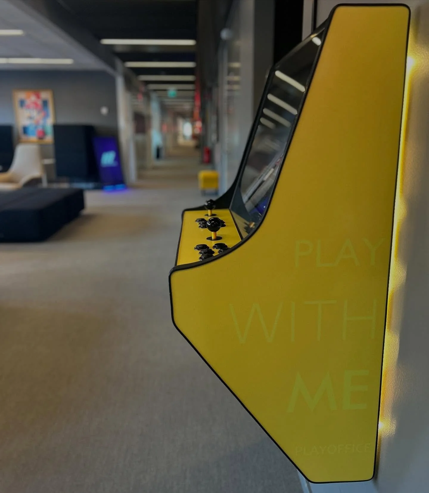 Arcade Wall, h&auml;r vald i en gul nyans, till sina co-working g&auml;ster.

#arcade #play #office #funatoffice #happy #game 

@metropolesweden