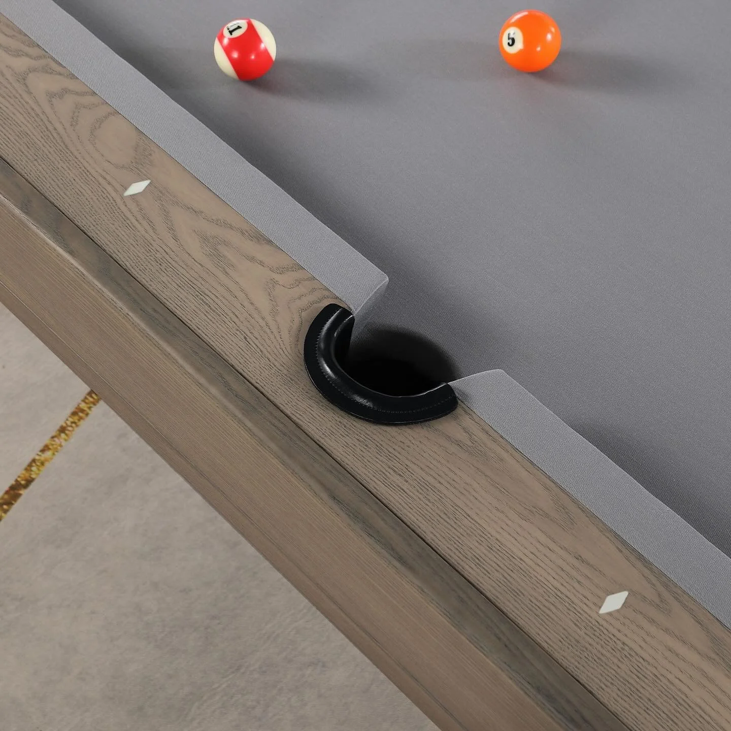 Arbetsplatser att vilja komma tillbaka till efter semestern, som till det h&auml;r m&ouml;tes- &amp; biljardbordet i amerikanskt asktr&auml; och detaljer i l&auml;der. #happy #office #joy #fun #pooltable #meeting #play #game