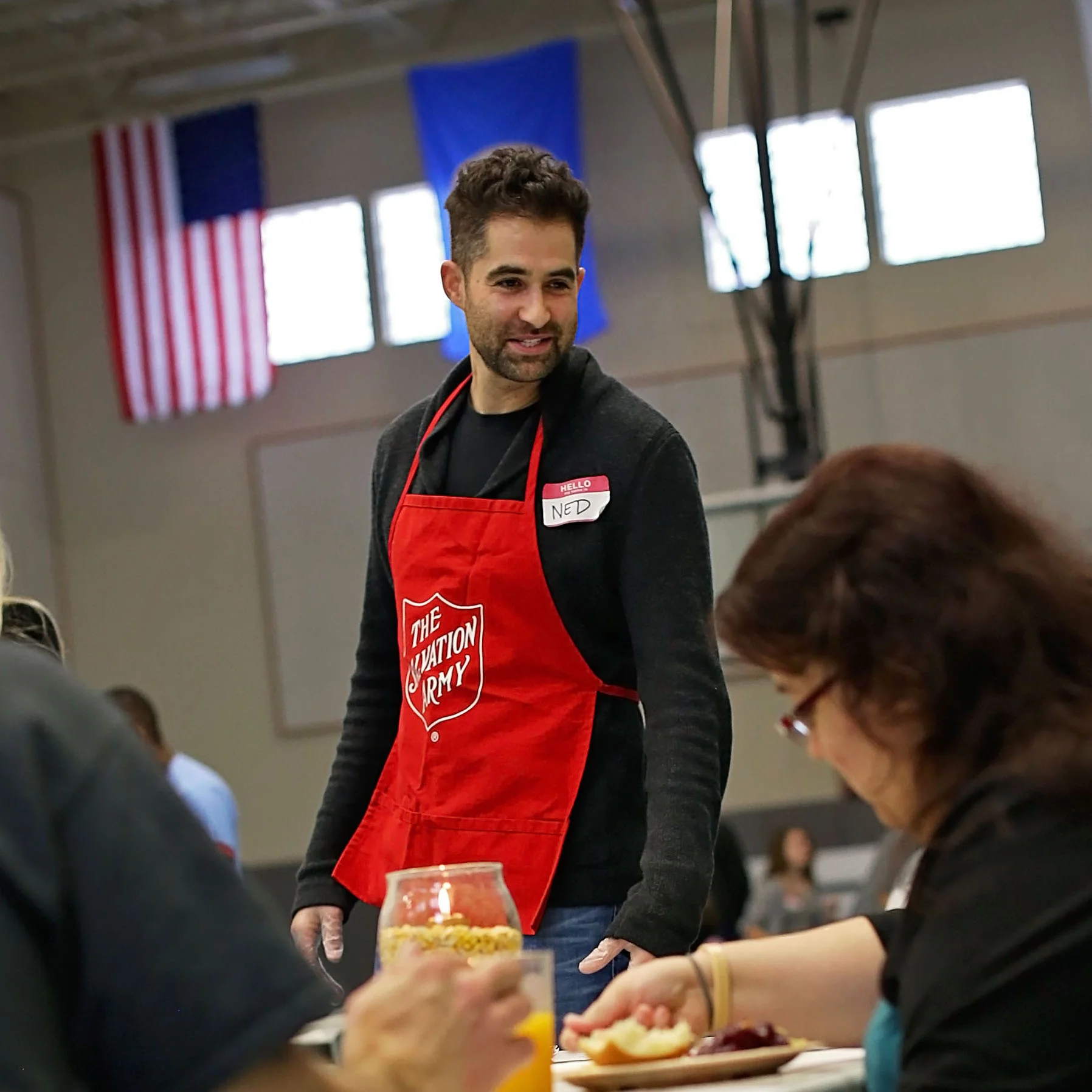 VOLUNTEER+SERVING+FOOD.jpg