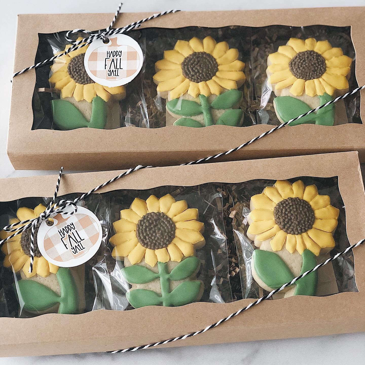Cheery little sunflower sets... soon it will be all things Fall like pumpkins cozy sweaters, Halloween, etc. but until then it&rsquo;s more🌻🌻🌻🌻🌻!