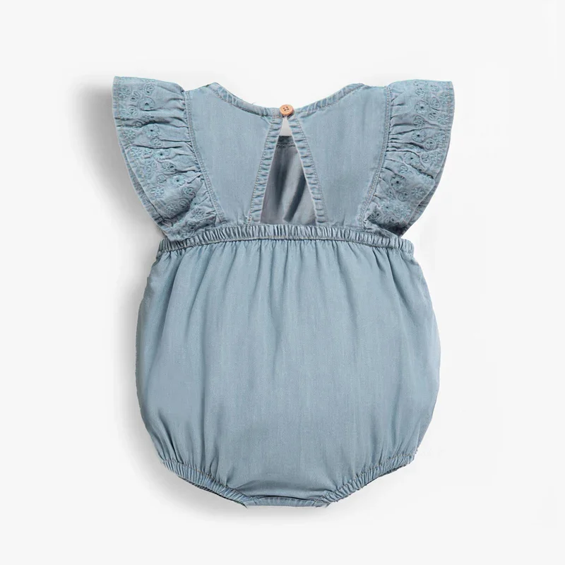 Dos-barboteuse-bleu-pale-en-denim-avec-broderie-anglaise-naissance-souris-mini-jpeg.webp