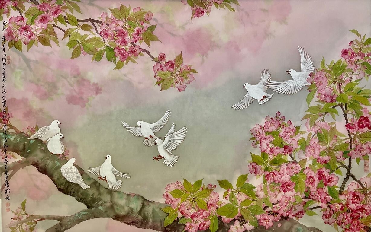 With cherry blossoms blooming magnificently around the city, I felt inspired to return to a beloved theme, &quot;Peaceful Spring.&quot;
Although my previous works of this series featured pigeons, this painting on silk pairs cherry blossoms with white
