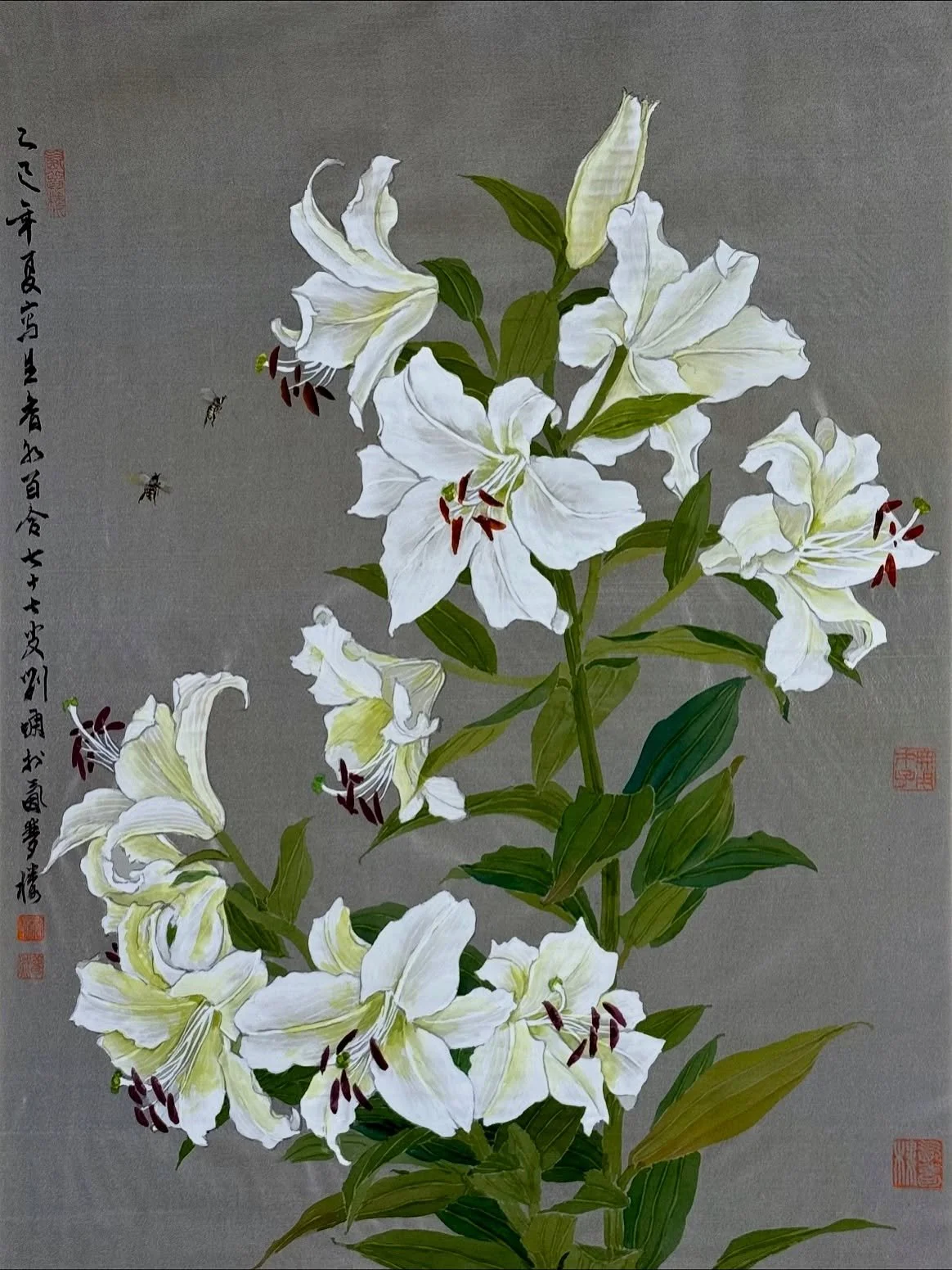 &ldquo;蜂喧百合香&rdquo; &ldquo;Buzzing Bees, Fragrant Lilies&rdquo; (2025)
絹本沒骨設色 color on silk 63x46cm

I love lilies, but I rarely paint them because their strong fragrance triggers my asthma. The other day, I saw some blooming by a neighbor&rsquo;s ga
