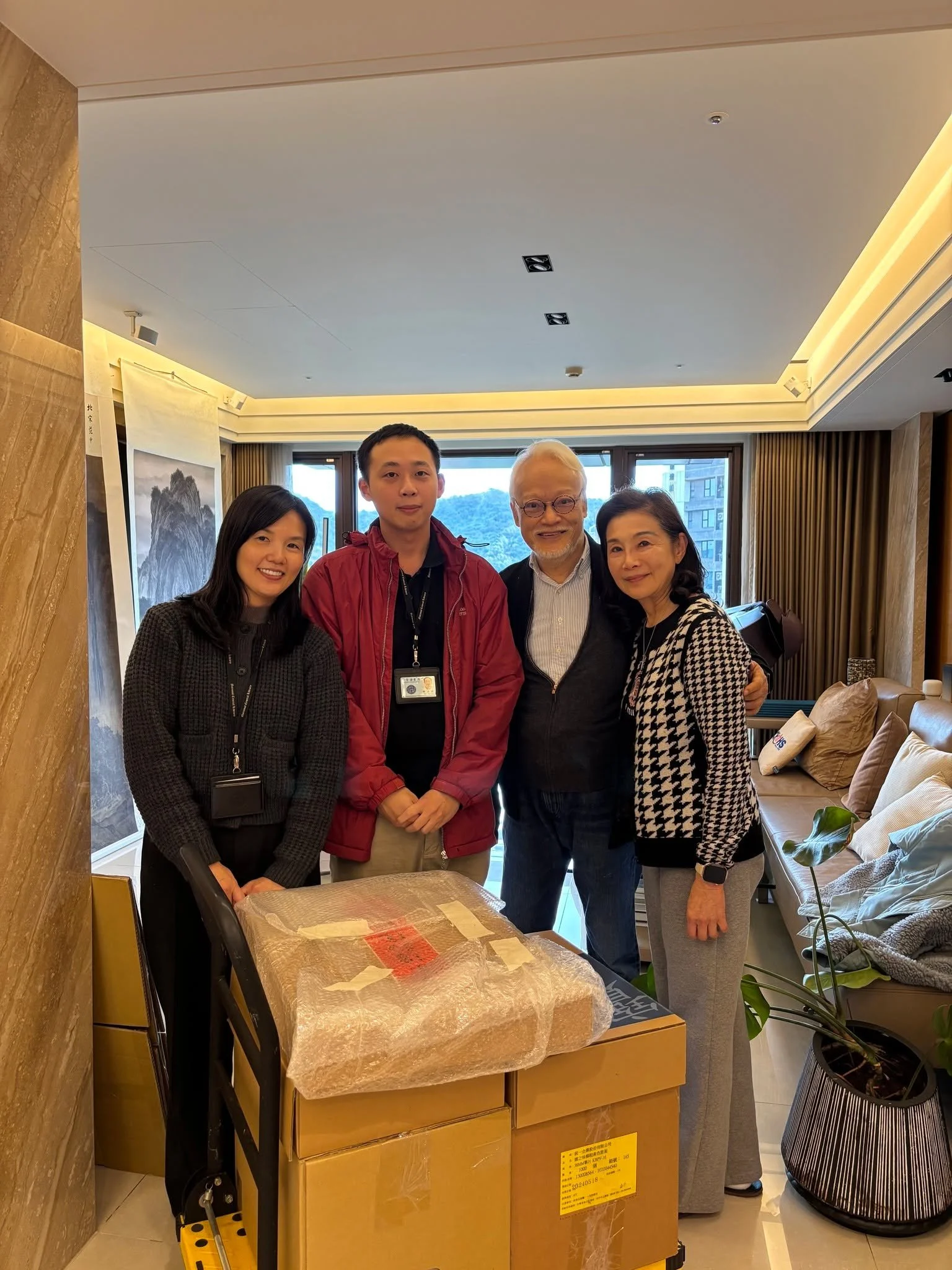 前天國家圖書館徐秋芸小姐跟一位同事載走了一批我捐的書，他們首先從我的藏書裡找出國圖沒有的，造冊給我，又親自出馬運回，實在非常辛苦。
過去我已經捐出不少藏書給母校和公益團體，有時候數量非常大，為圖書館和老師們造成負擔，實在心有不安。但是年歲大了，有些東西留在手邊也覺得不安，譬如前天捐出的都是我的寶貝，許多是從北京扛到台北，再由台北扛到紐約，又由紐約扛回台北，最後能夠得到國家圖書館收藏，提供給大家閱覽，是多麼好的歸宿！
除了書籍，我早先已經捐過手稿給國圖，現在計劃把更多的寫生、冊頁、手稿和原作捐過去