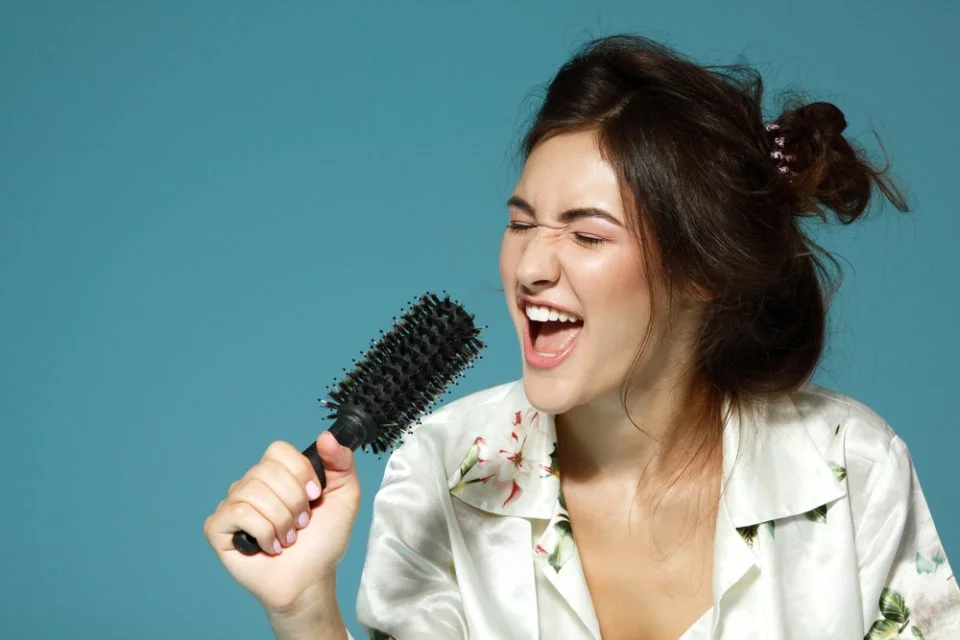 Singing-hairbrush-girl-960x640.jpg