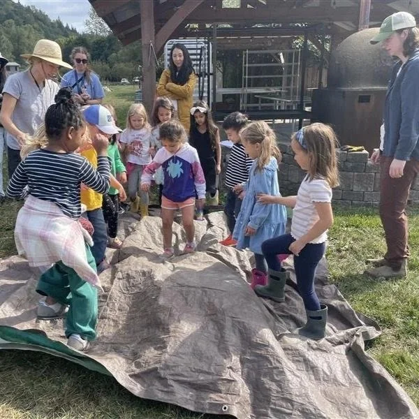 Kindergarten and 1st Grade enjoyed a hands-on adventure at Oxbow Farm! 🌱🍎 Kindergarteners pulled carrots, picked apples, and explored seeds, while 1st graders connected their study of the five senses by tasting, touching, and even examining leaves 