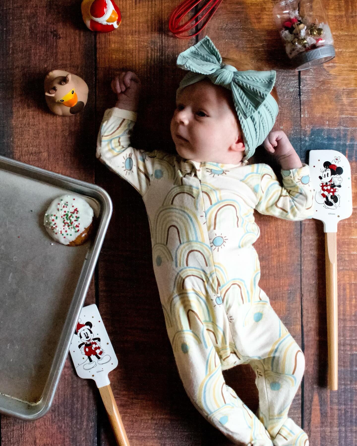 Happy one month, Brooklyn! You might be keeping me up too much at night, but you did let me bake Christmas cookies with big sister (pictured: white chocolate gingerbread), and you fill our days with sunshine. #onemonthold #babygirl

#gingerbeard #gin