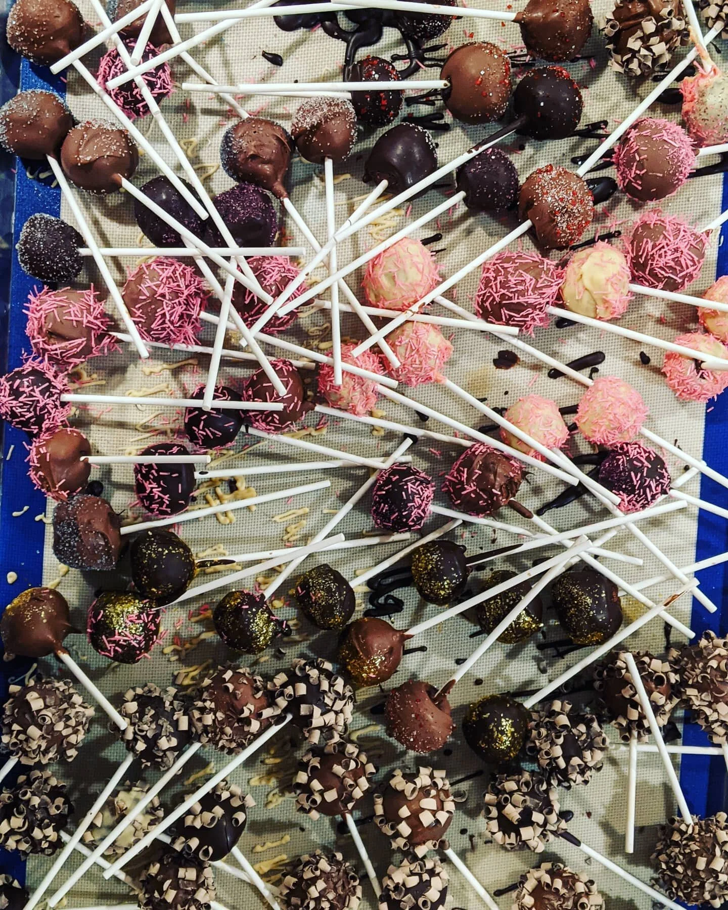 BROWNIE POPS. Made by hand just for YOU this VALENTINE'S DAY! 
.
.
SHOP WWW.BITTERSWEET-KITCHEN.COM for #nationwideshipping OR DM me to arrange pick up @wineandcheeseplace Rock Hill location. 
.
.
#premiumingredients #belgiumchocolate