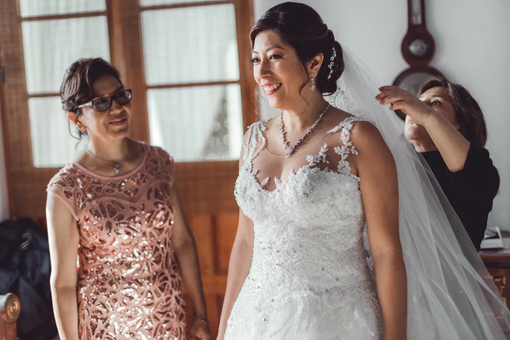 Novia con su madre durante los preparativos