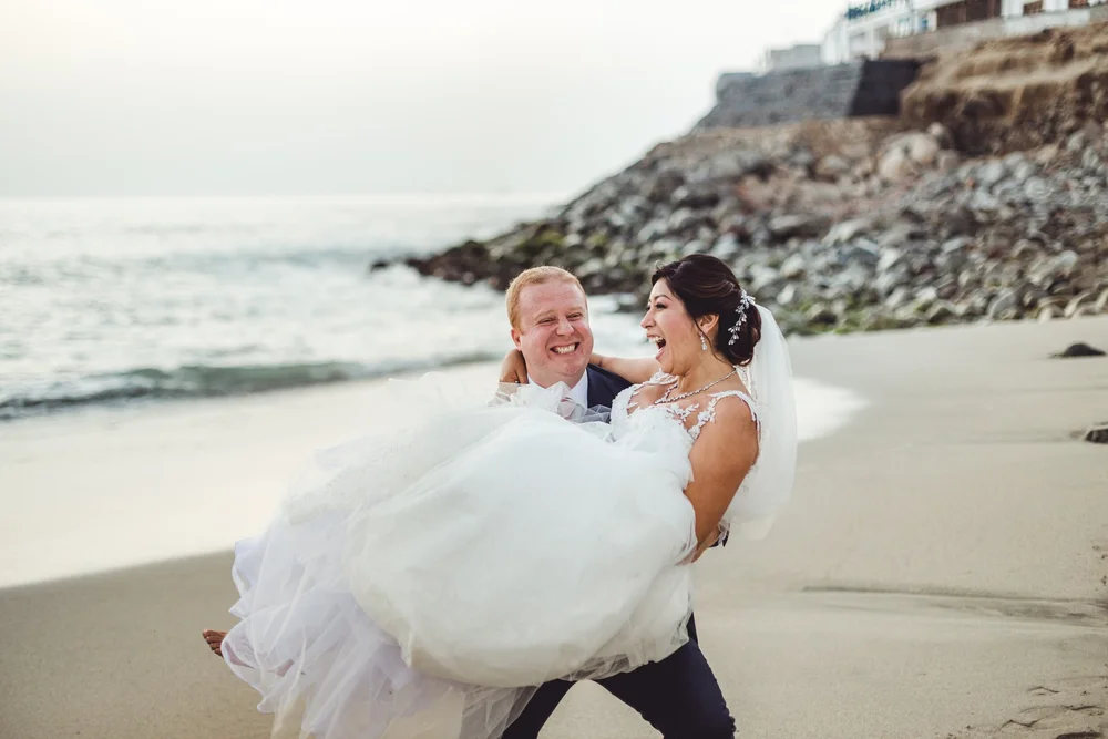 Retrato de recién casados en la playa