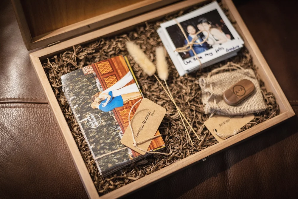 Caja de madera grabada con fotos instantáneas y USB