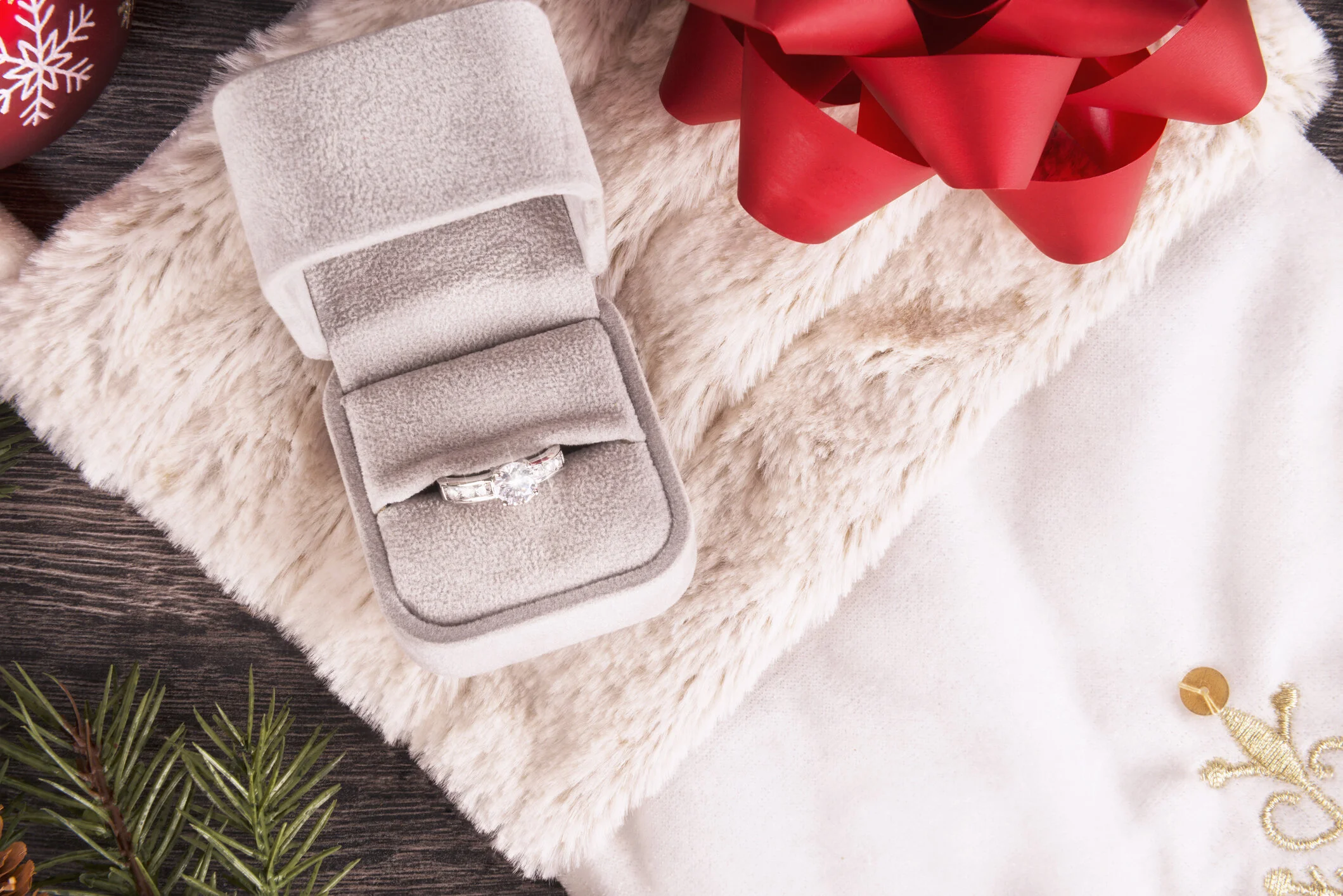 Choosing Diamond Jewelry as a Gift for the Holidays: Here is A Buying Guide