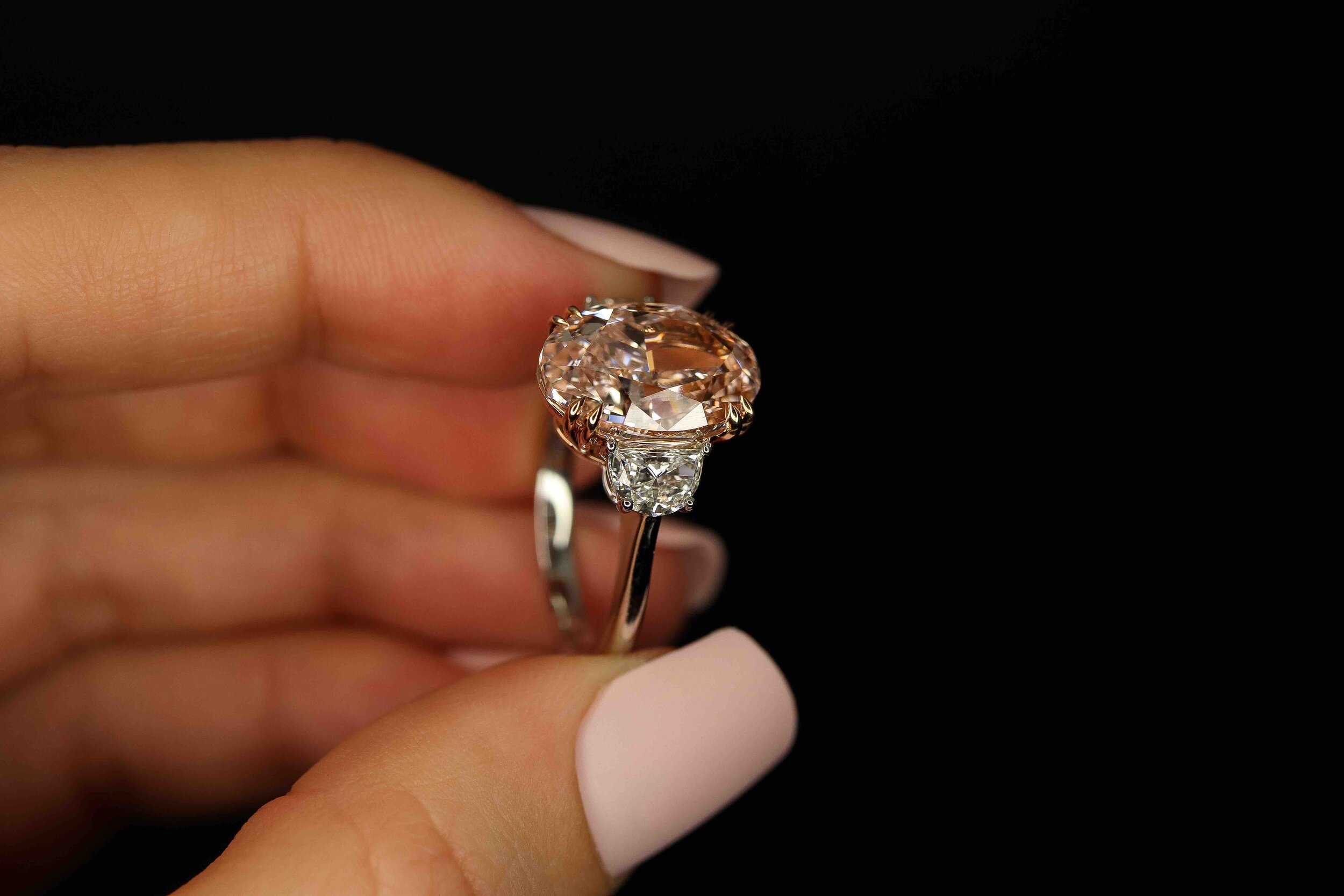 An elegant and classic Oval cut 6.06ct Fancy Pink Diamond — RAIMAN 