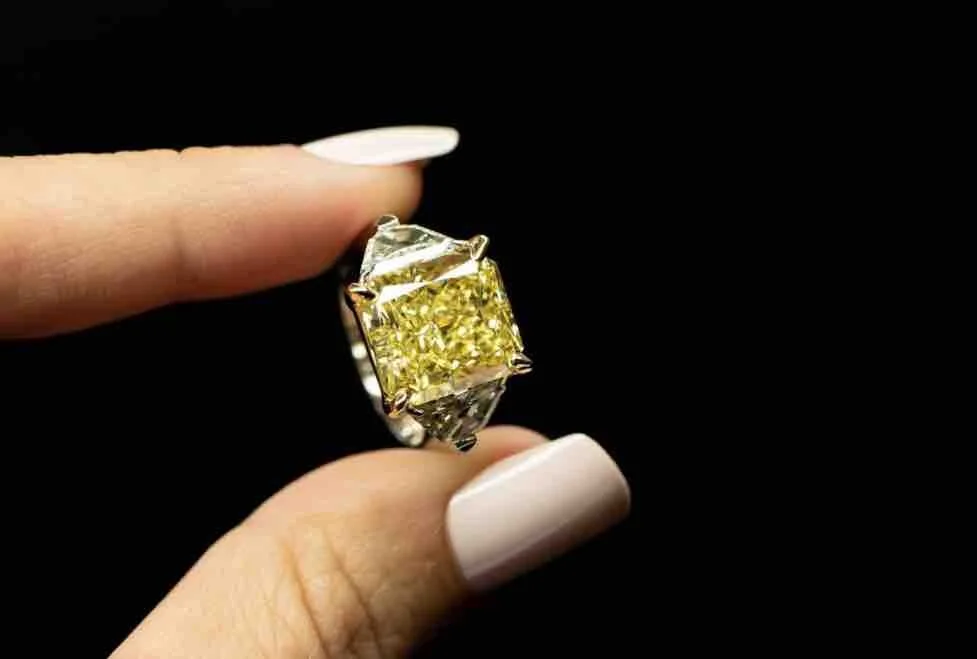 8.11CT RADIANT FANCY YELLOW VVS2 DIAMOND RINGhttps://www.raimanrocks.com/rings/811ct-radiant-fancy-yellow-vvs2