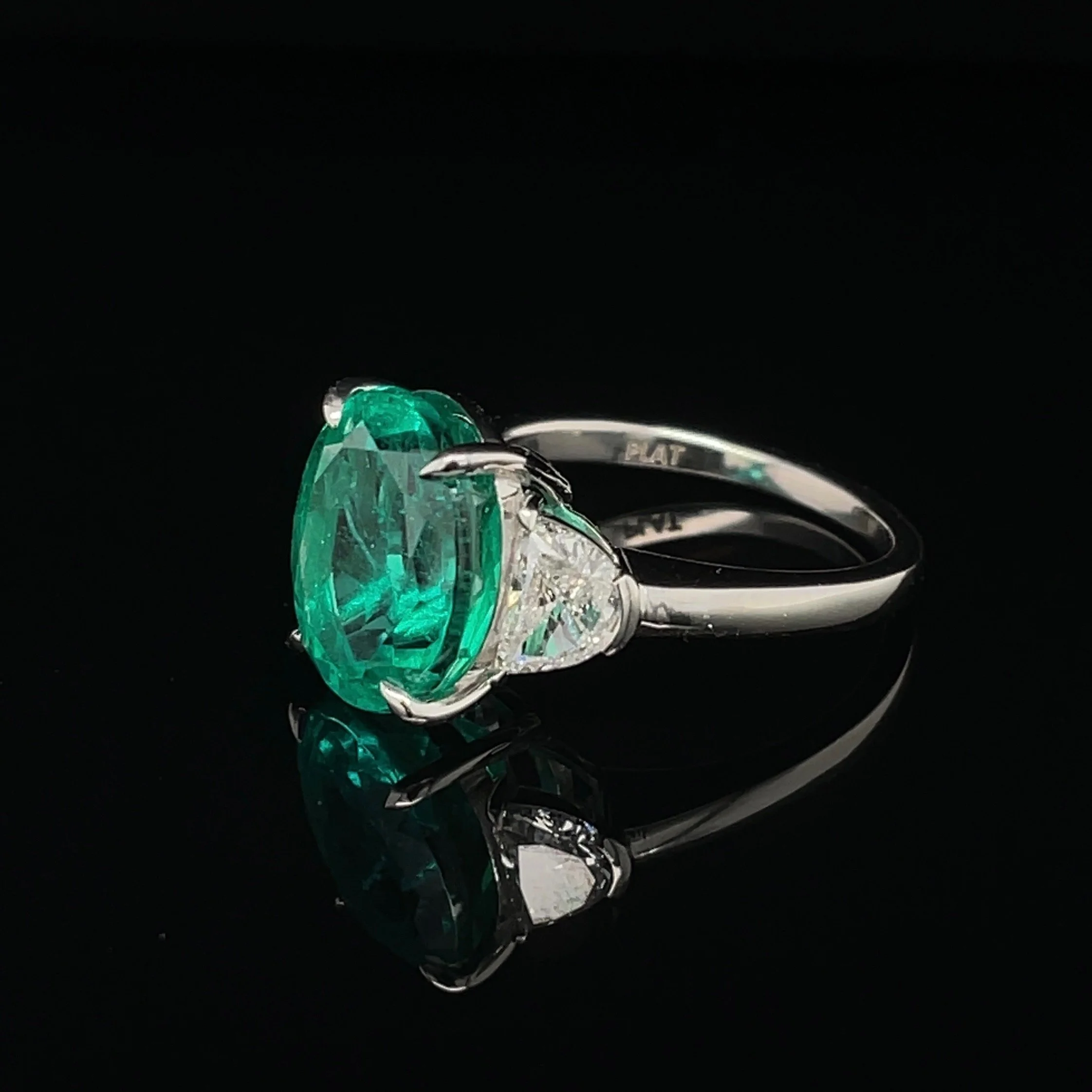 5.60ct OV Green emerald..jpg