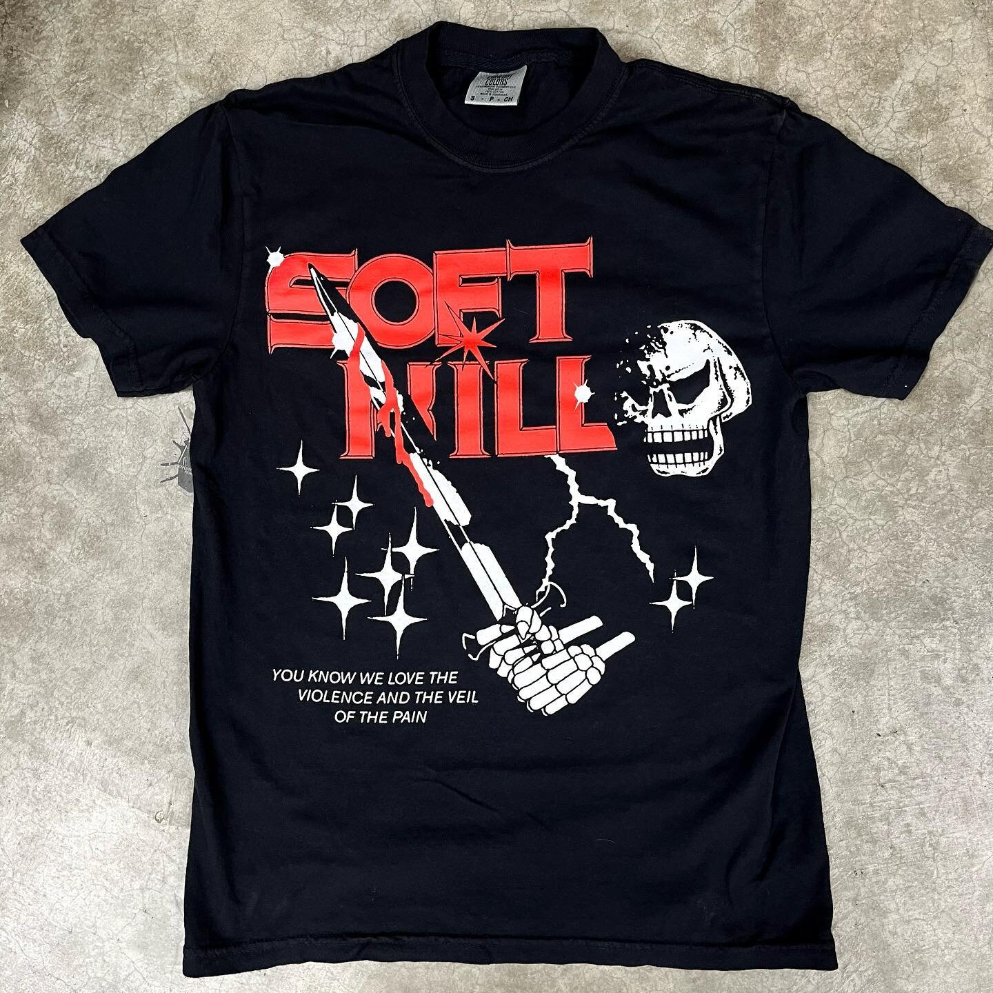 💀+⚔️on Comfort Colors tees for @softkillpdx 
💥🏠💥

#explodinghouseprinting #softkill  #chicago #chicagoscreenprinting #comfortcolors #tee #skull #sword #violenceandveil