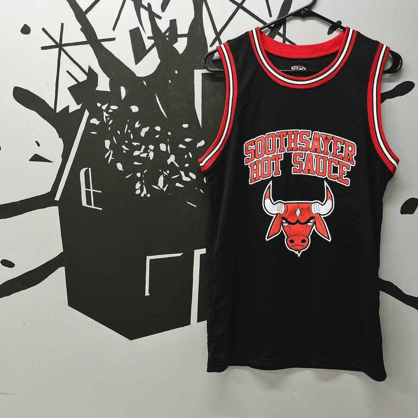 There goes @soothsayerhotsauce dunking on the merch game yet again, don&rsquo;t mind them 🌶️🏀🌶️
💥🏠💥

#explodinghouseprinting #soothsayerhotsauce #hotsauce #pantone #stayspicy #chicagoscreenprinting #soothsayer #chicago #chicagobulls #dunk  #chi