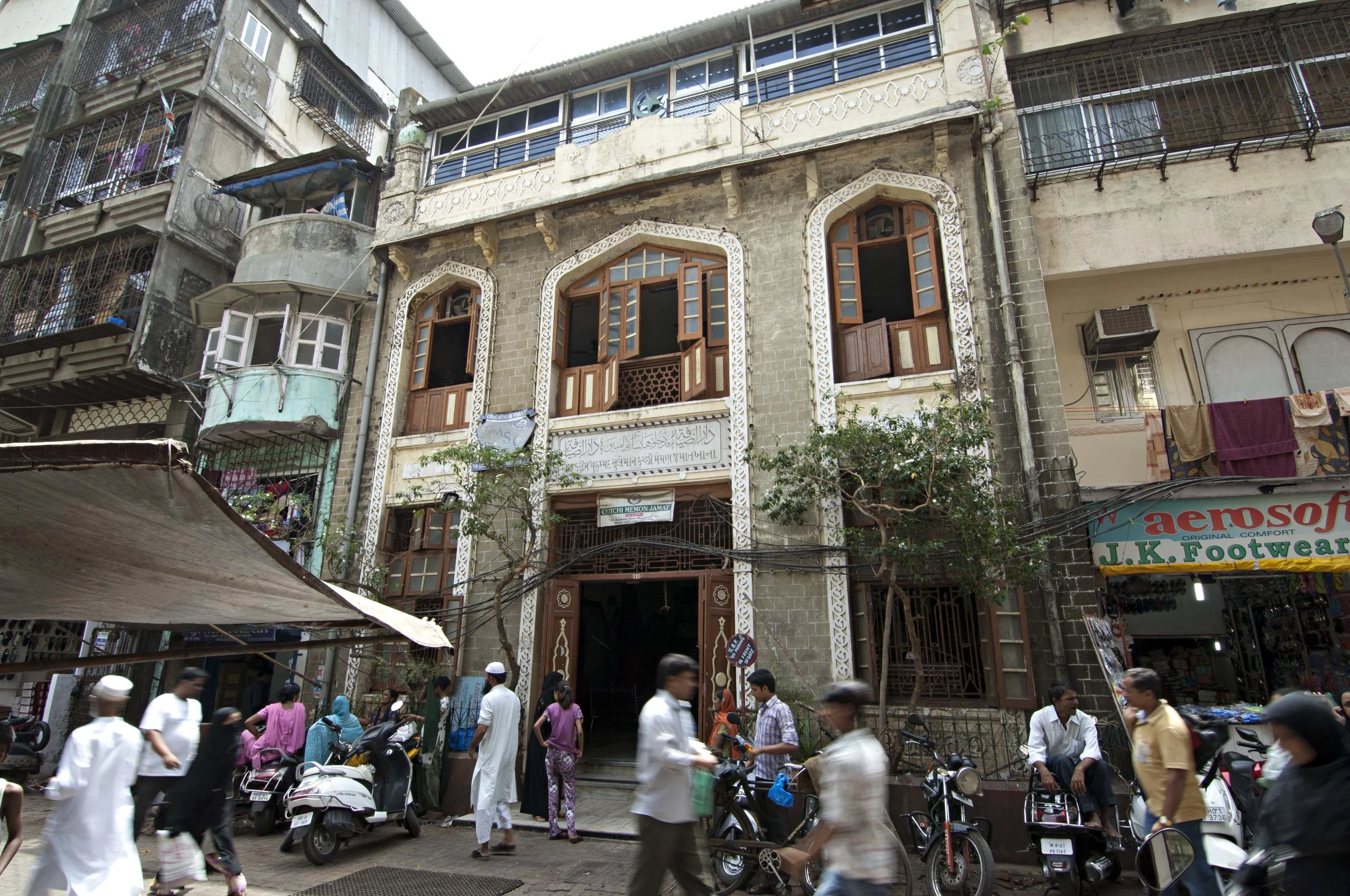Figure 2. View of Haji Karim Muhummad Suleiman Cutch Memon Jamatkhana, Kambekar Road, ca. 1930. This is the jamatkhana (the common room/space where the community assembled) of the Cutchi Memon community whose ancestors came to Bombay from the region of Cutch in the contemporary state of Gujarat in western India. Photograph by Preeti Chopra, 2012.